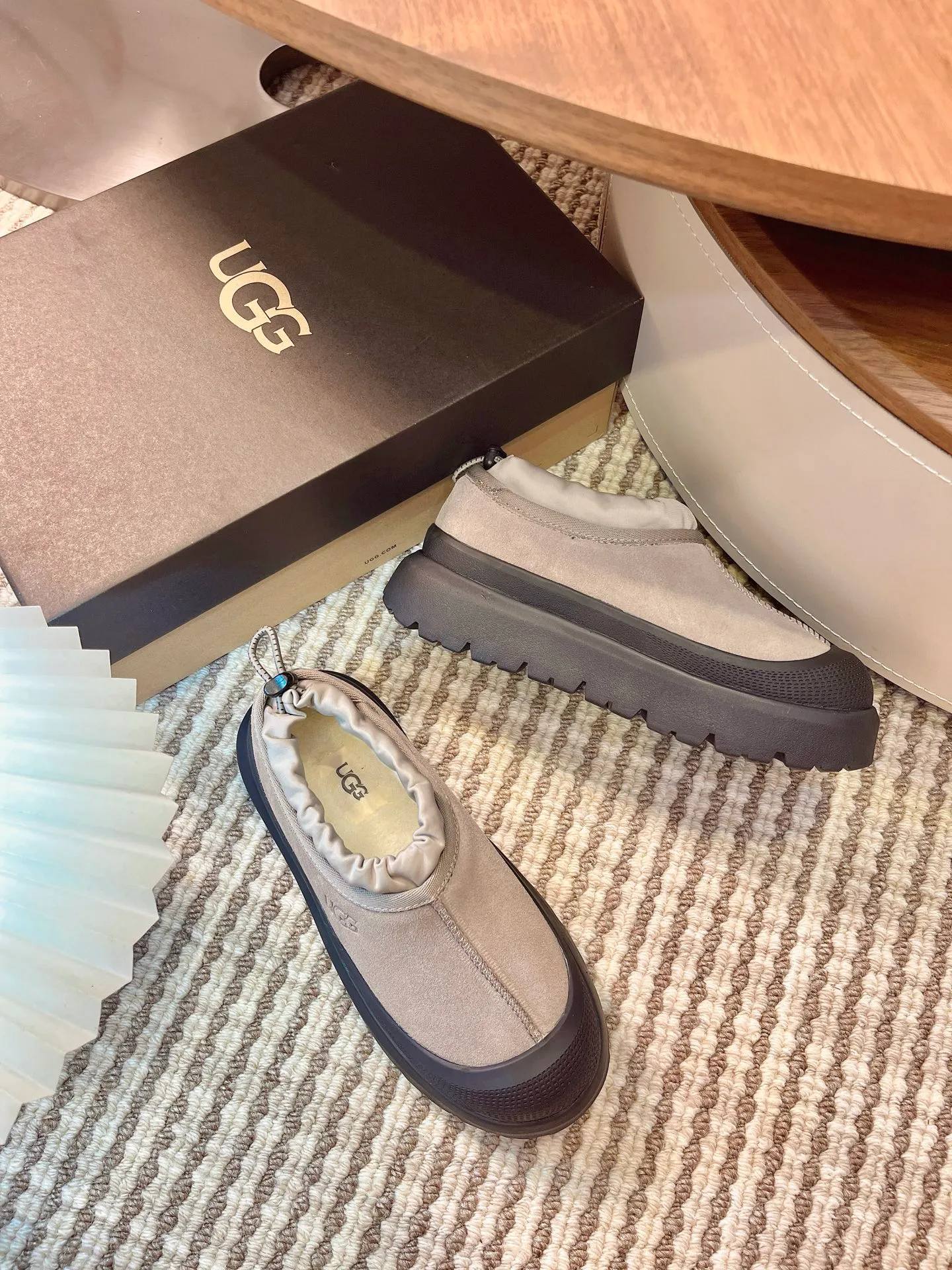 [UGG] P:500💰 Couple shoes Size: 35-44 [Wang Yibo's same style] UGG2025 new winter style Tasman fashion shoes for men and women 1144096 Ugg new fur shoes for autumn and winter, snow boots, same style for men and women ~ Handsome slip-on, lazy shoes, super easy to put on and take off ~ Suede cowhide fabric ~The soles are molded from original soles, not cheap rubber foam, but made of modern material. The characteristics of this material are that it is light, wear-resistant and non-slip. The outsole has a clear logo imprint, which is comparable to that of a store~